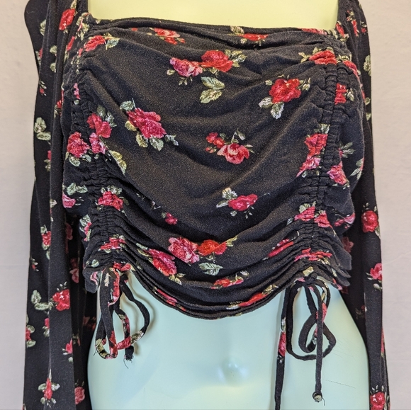 Wild Fable Black & Rose Floral Long-Sleeve Crop Top Blouse with Ruched Front - Picture 3 of 9